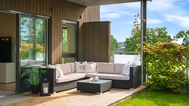 Uteplassen er en naturlig forlengelse av stuen på sommerhalvåret.