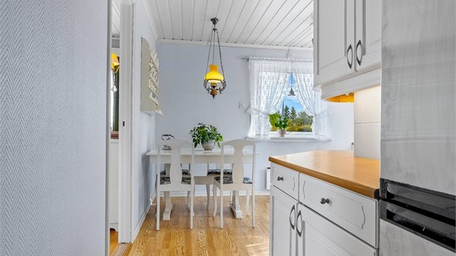 Praktisk innredet med god arbeidssone og overskap med underskapsbelysning.