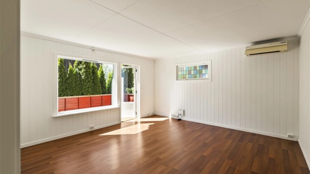 Stuen er både lys og romslig med god plass til sofagruppe og spisebord. Luft-til-luft varmepumpe er montert.