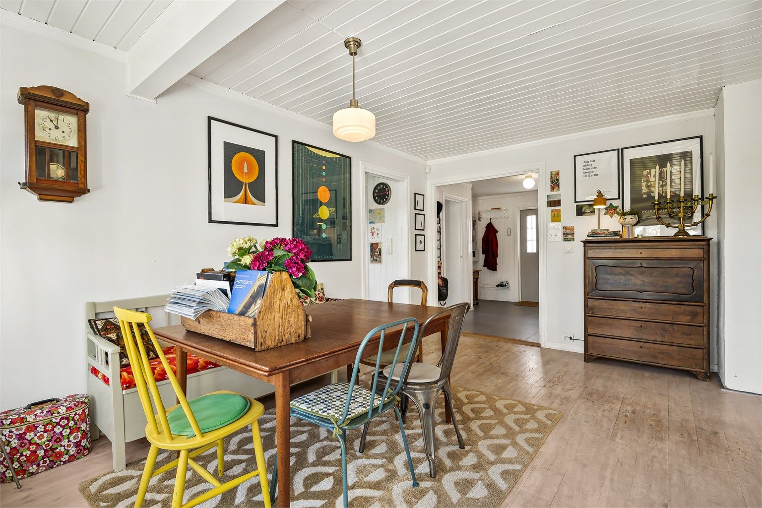 Spisestuen ligger sentralt i etasjen, med enkel adkomst fra både entré og kjøkken.
