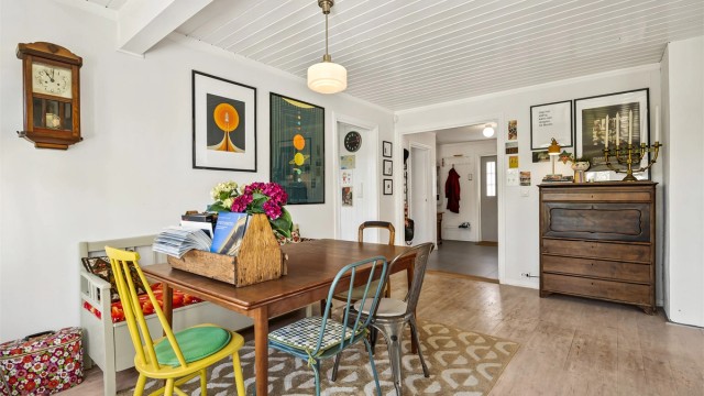 Spisestuen ligger sentralt i etasjen, med enkel adkomst fra både entré og kjøkken.