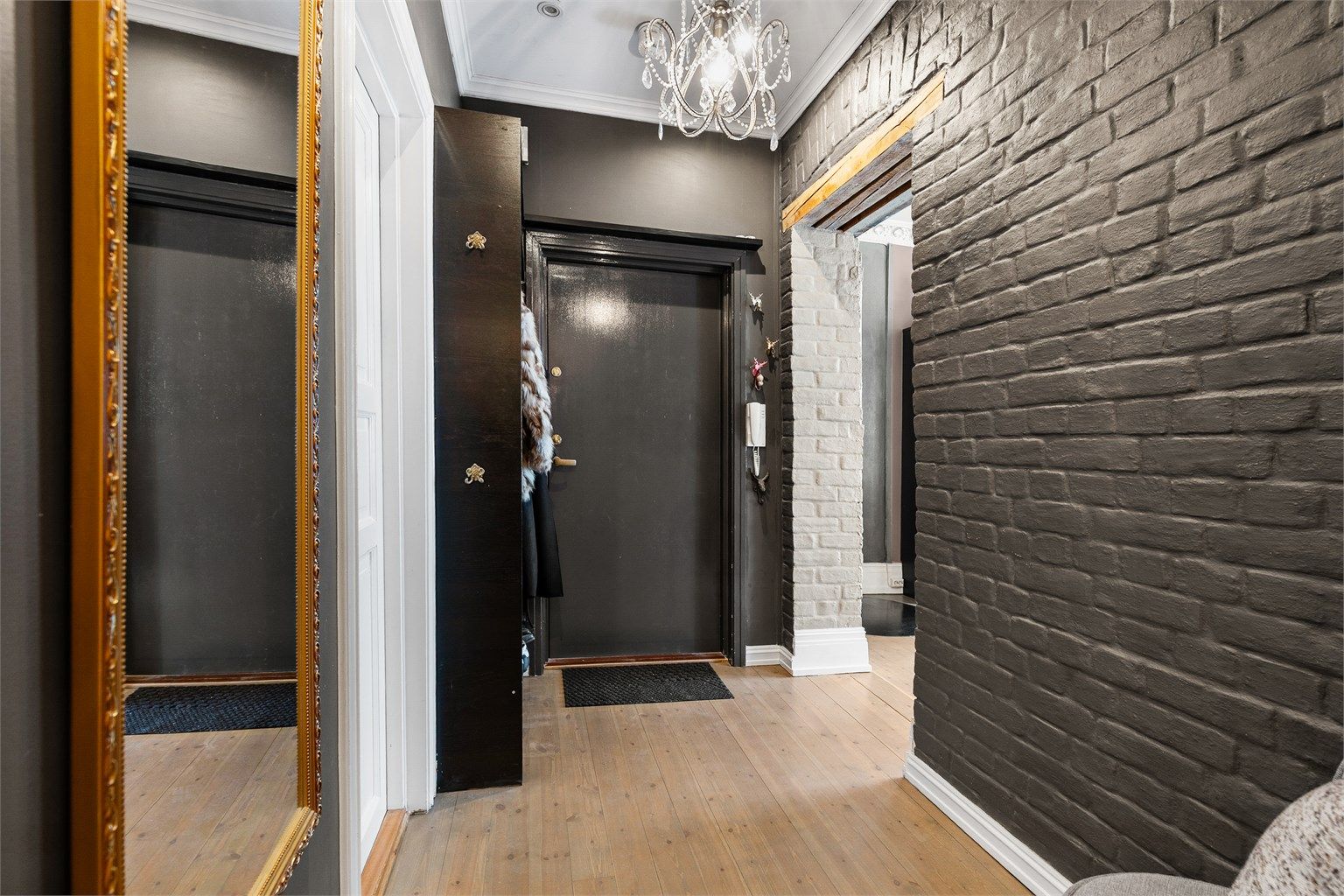 Entré med plass til skap eller hyller. Fra entreen kommer man videre til stue, bad og soverom.