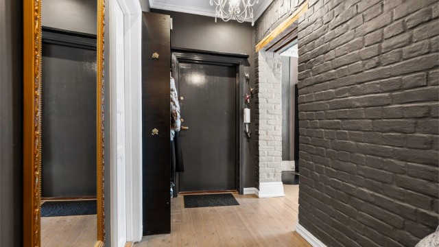 Entré med plass til skap eller hyller. Fra entreen kommer man videre til stue, bad og soverom.