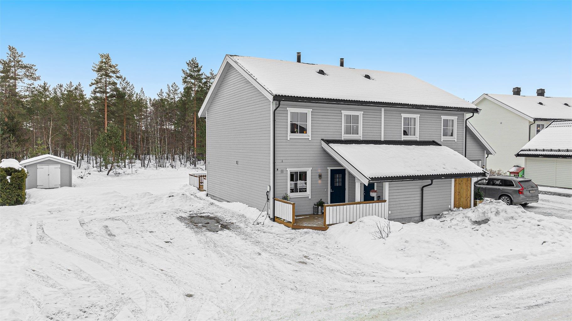 Godt med parkeringsmuligheter på egen tomt og det er montert elbilader. 