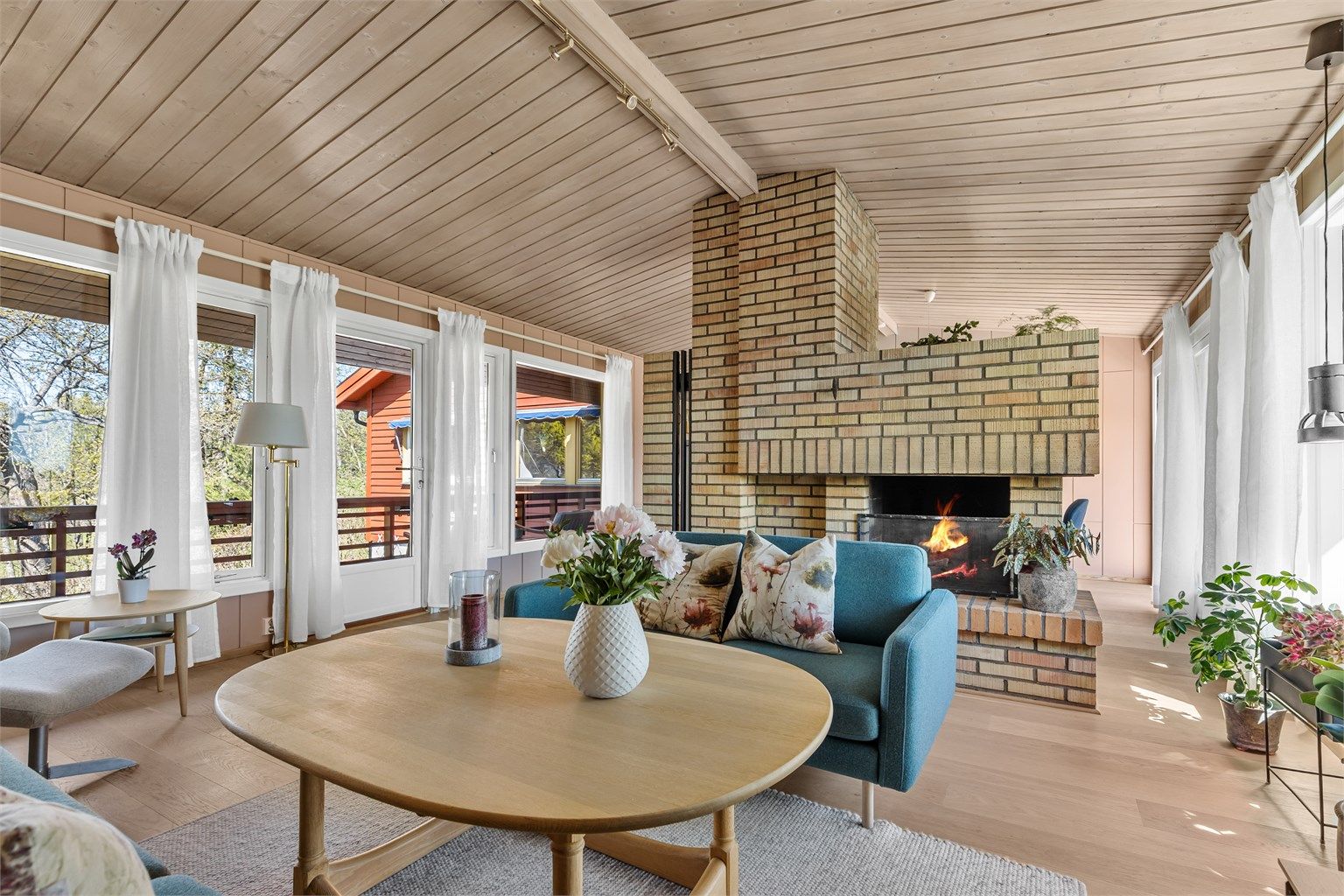 D
et er en moderne peisovn og en åpen, innebygd peis i stuen for ekstra varme og hygge på kjølige dager.