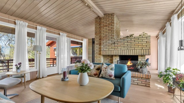 D
et er en moderne peisovn og en åpen, innebygd peis i stuen for ekstra varme og hygge på kjølige dager.