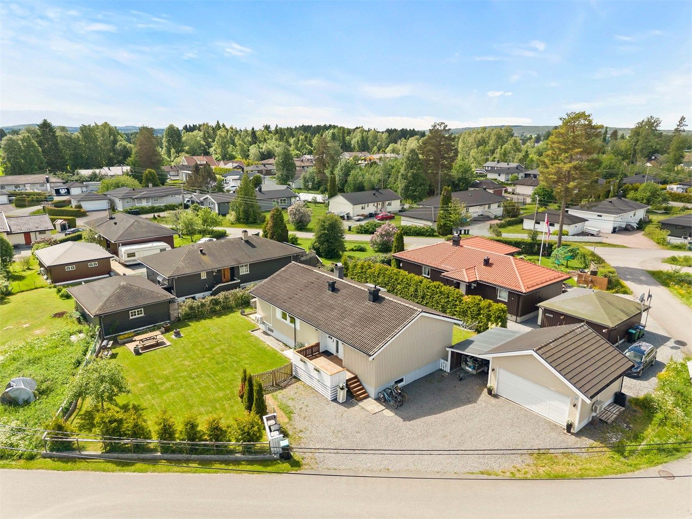 Eiendommen ligger i et etablert og rolig boligområde på Fenstad, med gangavstand til skole, butikk og idrettsanlegg.
