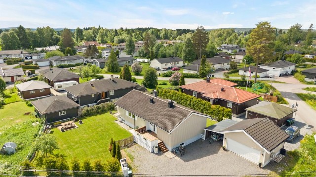 Eiendommen ligger i et etablert og rolig boligområde på Fenstad, med gangavstand til skole, butikk og idrettsanlegg.
