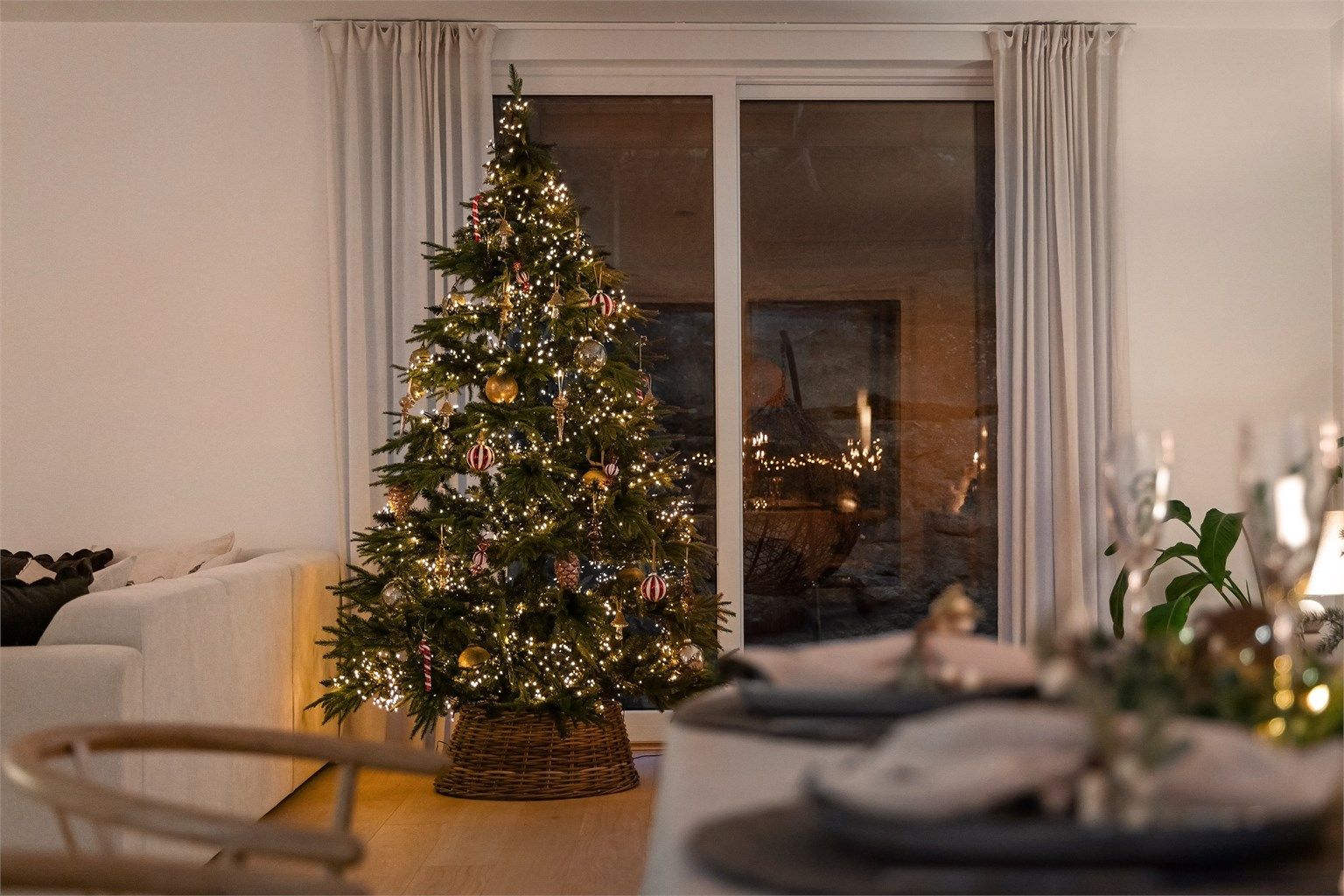 Hovedetasjen har utgang til terrasse og hage på baksiden.