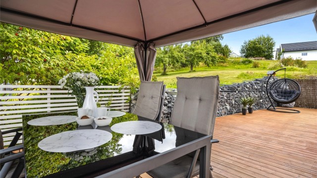 Terrassen (ikke byggemeldt) har god plass til både spisebord og sittegrupper for sosiale lag.