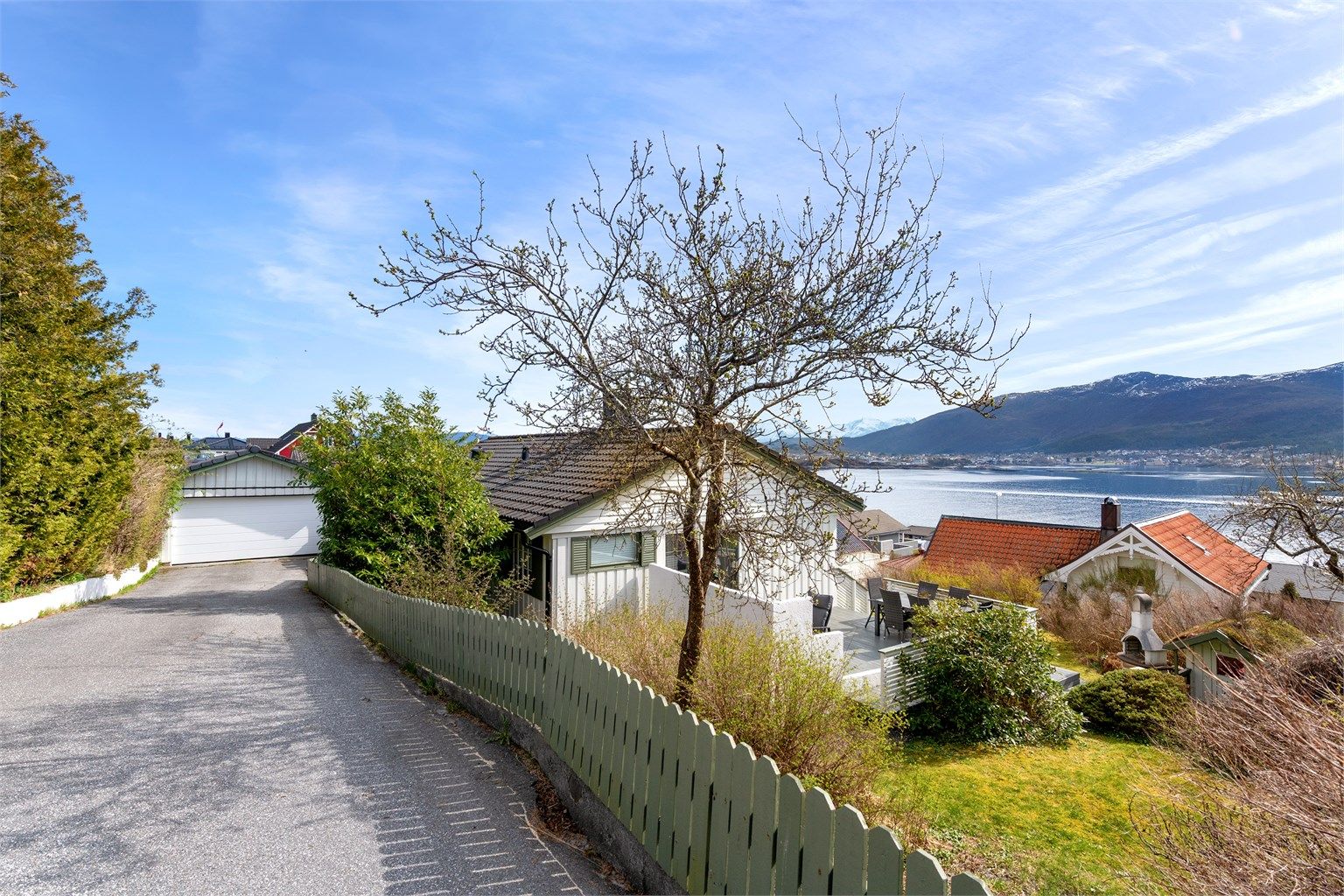 Adkomstvei til boligen med asfaltert innkjørsel  