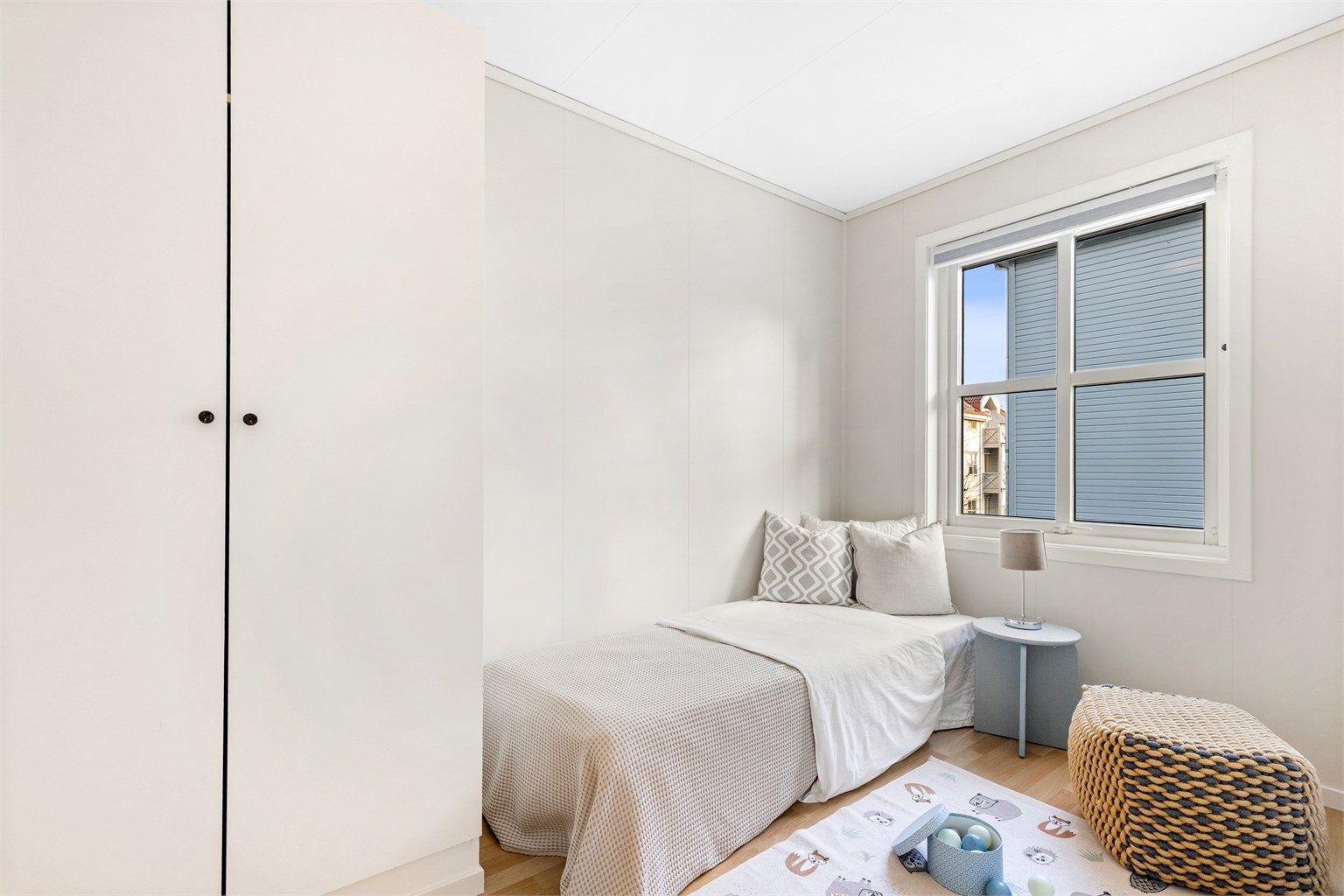 Soverom nr. 2 – et lyst og funksjonelt rom som passer perfekt som gjesterom, barnerom eller hjemmekontor.