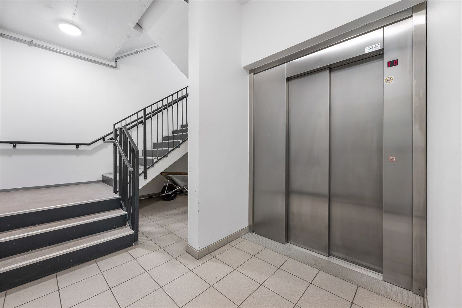 Fine fellesområder med enkel tilkomst til takterrasen via heis