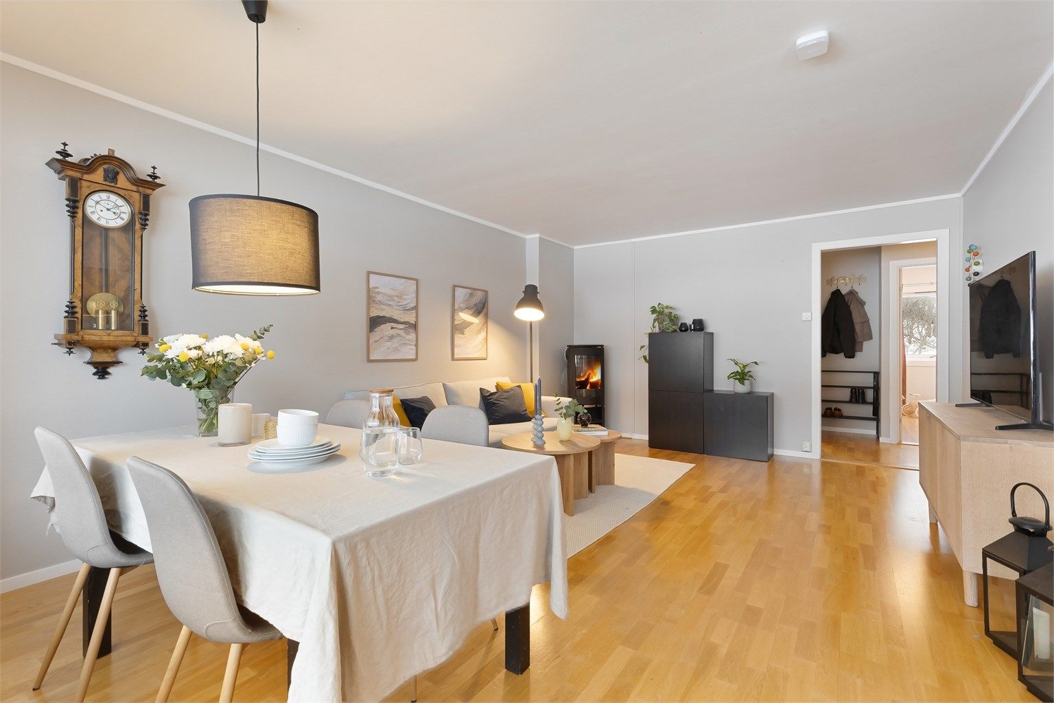 I stuen er det god plass for både sofagruppe og spisegruppe