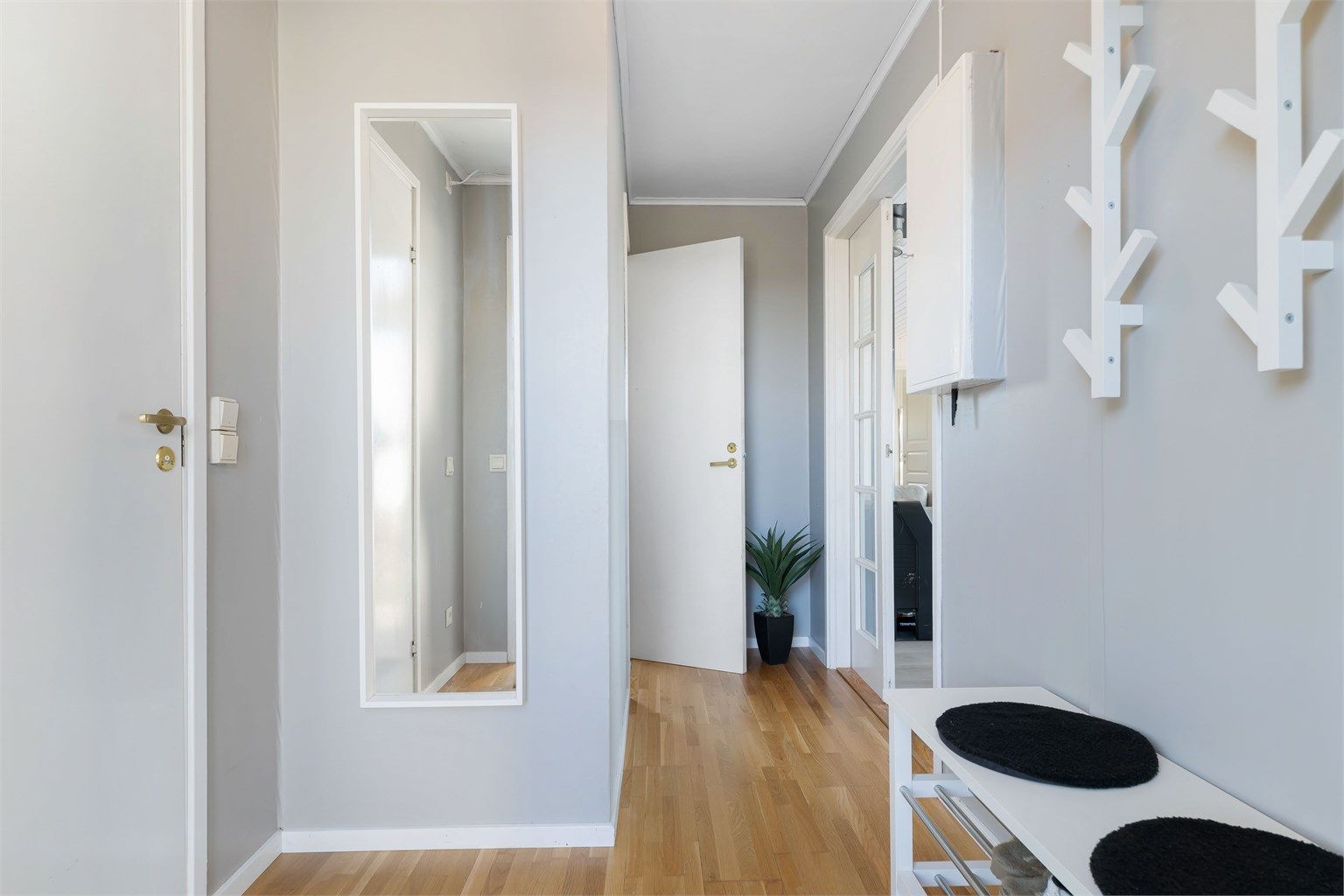 Romslig og lys entré hvor man kan henge fra seg yttertøy