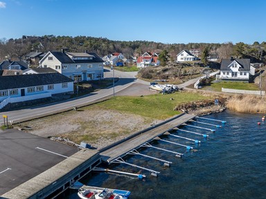 Tomten ligger på østsiden av Tjøme med holmer, skjær og Oslofjorden rett på utsiden. Med båt fra egen brygge er man straks ute i en av Norges flotteste skjærgårder. 