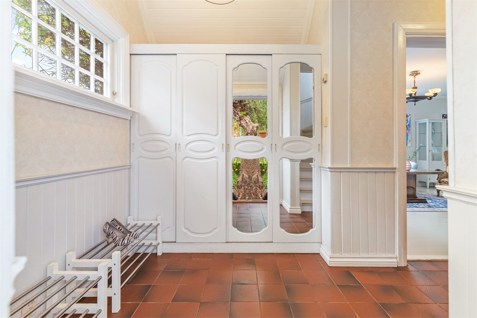 Gang med garderobeskap.