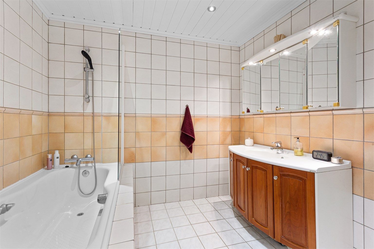 Badet i underetasjen er utstyrt med badekar og en romslig baderomsinnredning.