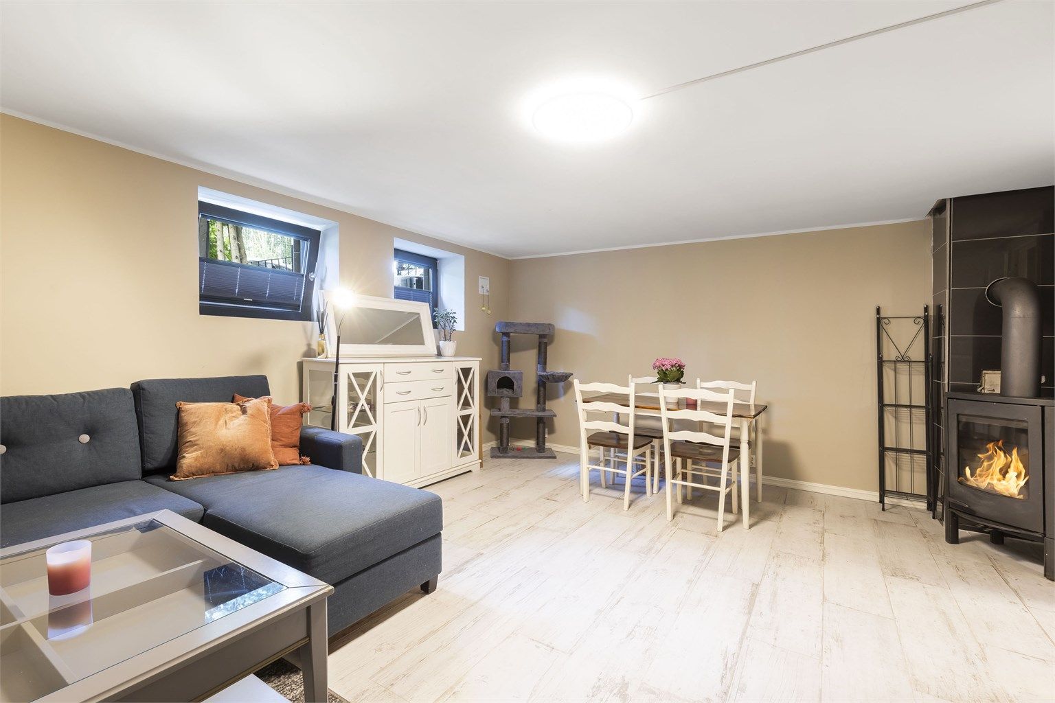 Stue/ spisestue med vedovn.