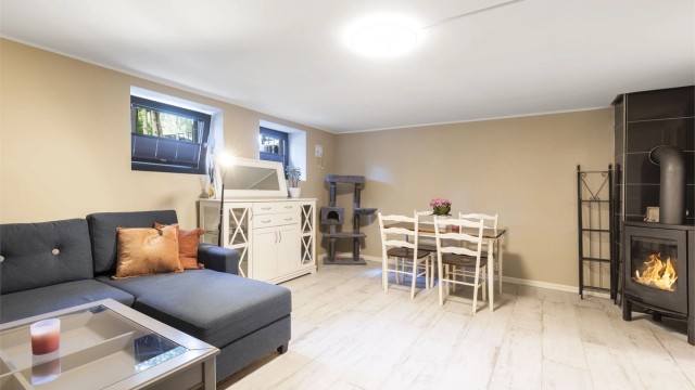 Stue/ spisestue med vedovn.