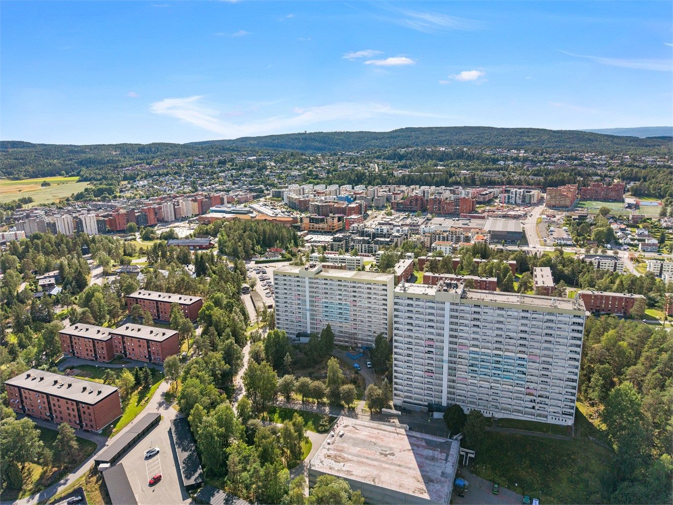 Fasade og garasjebygg. 