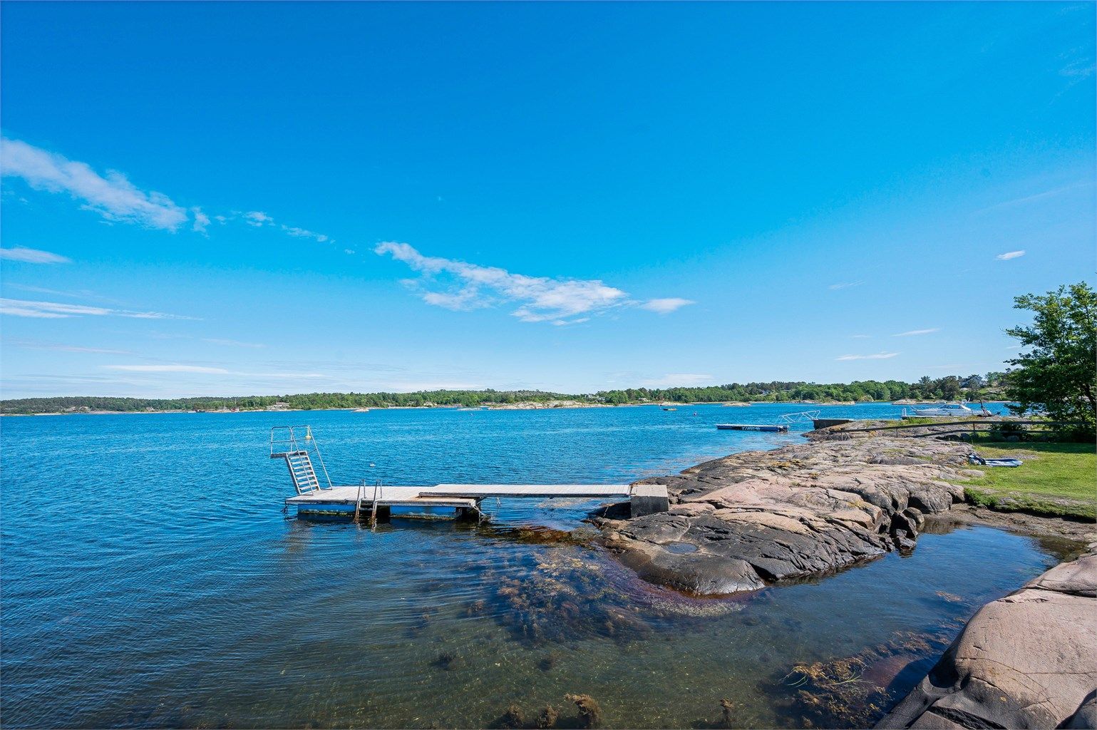 Flotte badeplasser med stupebrett og svaberg i nærområdet.