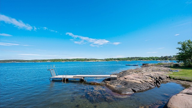 Flotte badeplasser med stupebrett og svaberg i nærområdet.