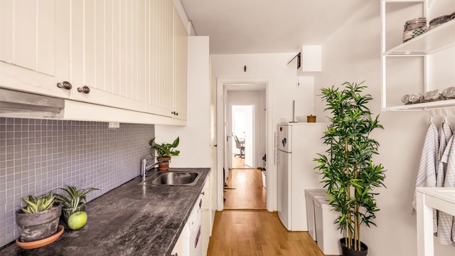 Leiligheten er lysmalt og har takhøyde på 2,5 meter i alle oppholdsrom.