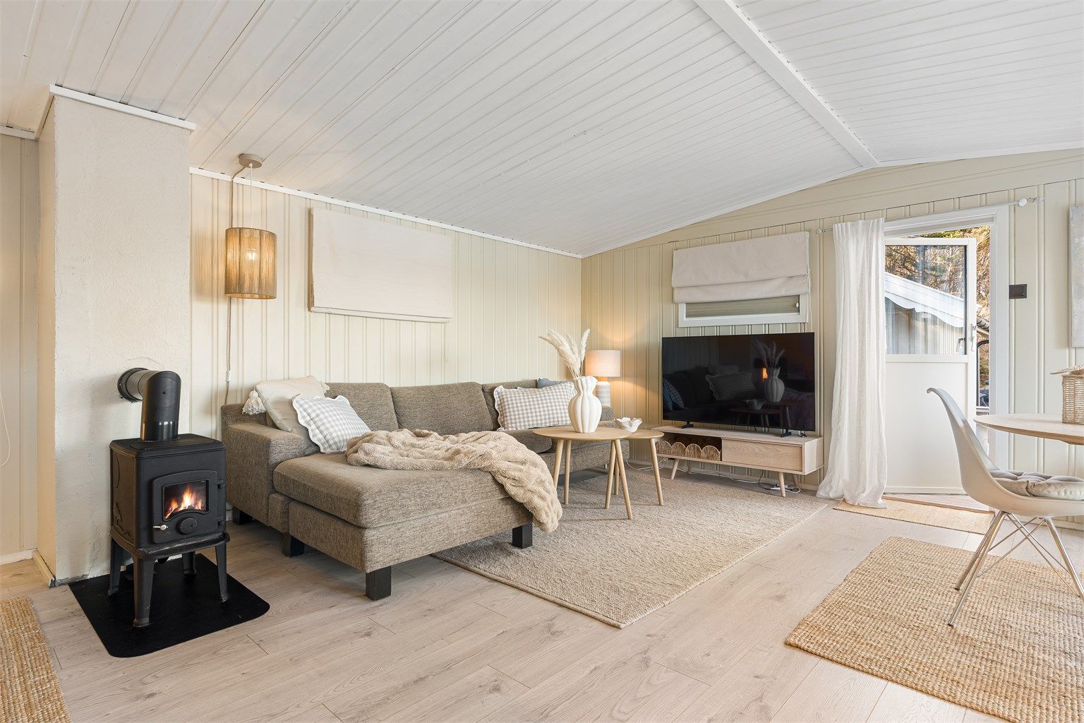 Hytta er gjennomgående lys og luftig med utstrakte vindusflater som sikrer rikelig med naturlig dagslys. Hytta er oppvarmet med elektrisitet og vedovn. 
