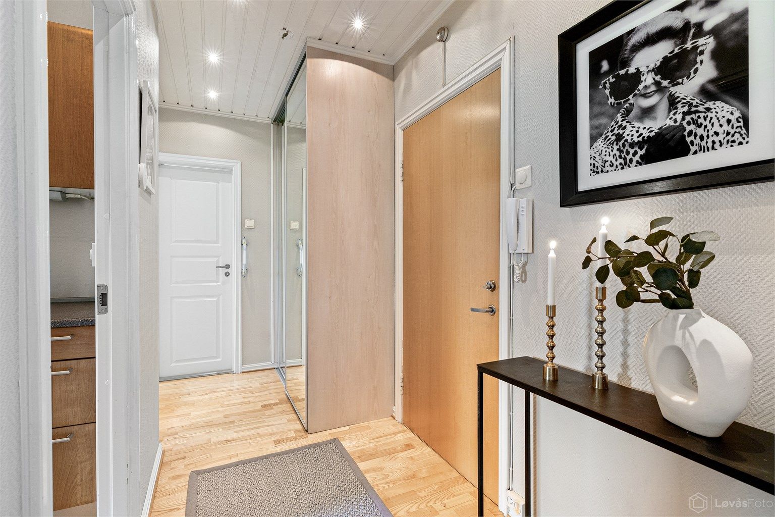Praktisk skyvedørsgarderobe i entréen/gangen