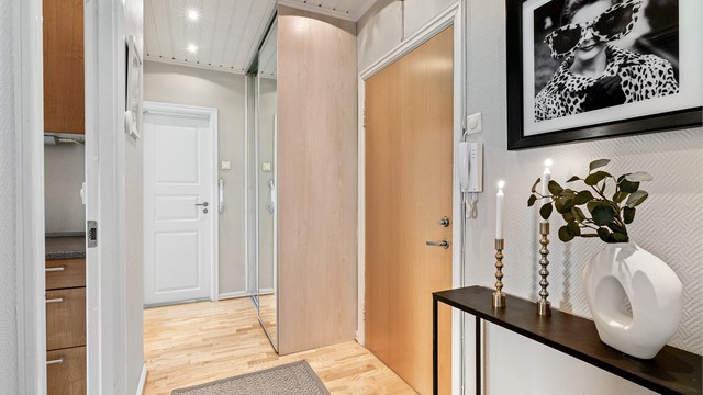Praktisk skyvedørsgarderobe i entréen/gangen