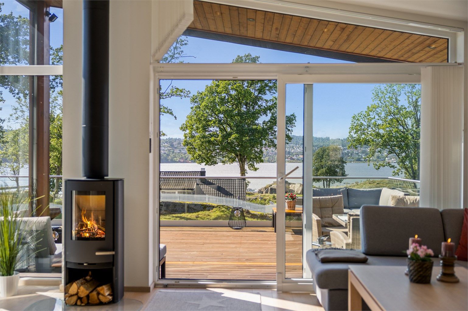 Langesundsfjorden ligger i forgrunnen og Ekstrand mellom Stathelle og Langesund i bakgrunnen. Himmelretningen er mot vest, så har kan du følge solens gang til den går ned.