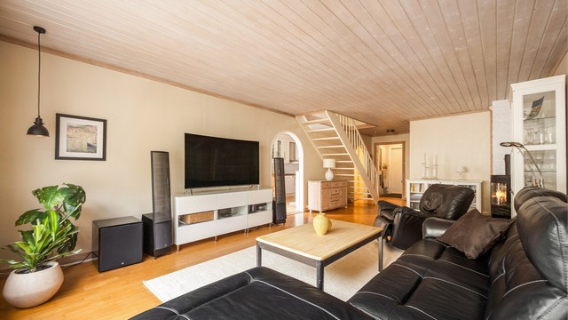 Stuen har gode møbleringsmuligheter for TV-krok og spisebord.