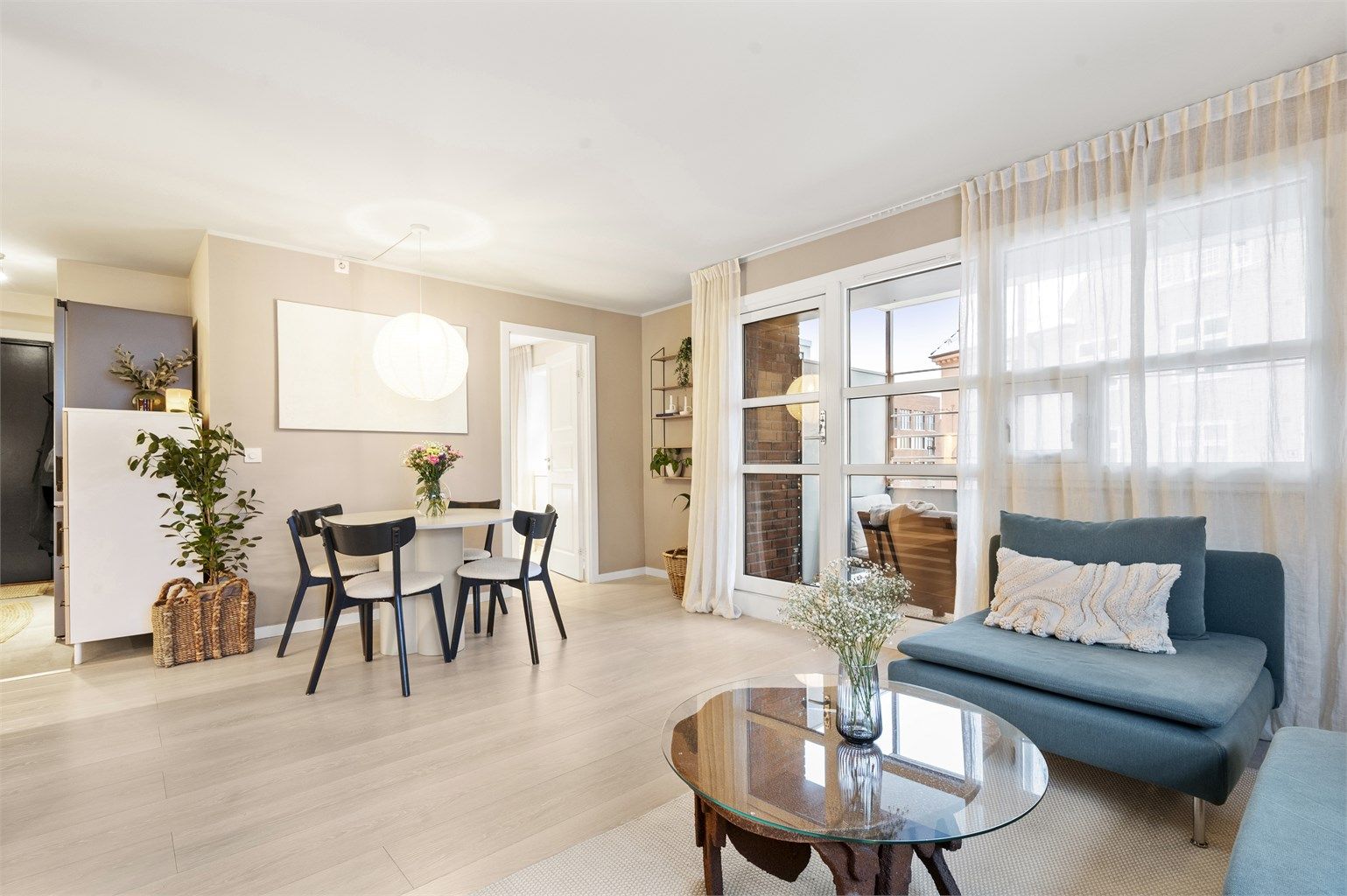 Leiligheten fremstår stilren og moderne med tidsriktige farger og nytt kjøkken i 2024.