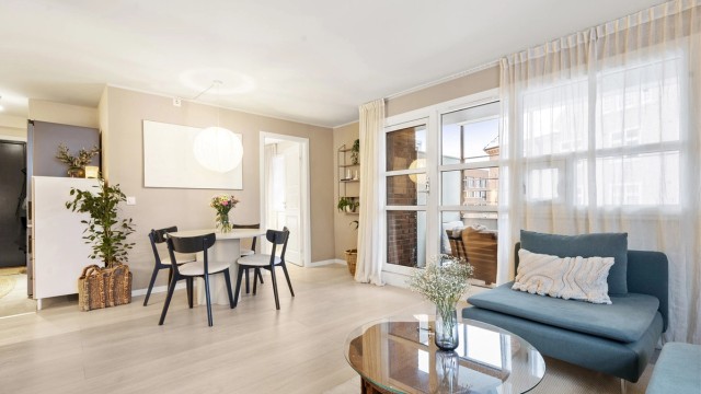 Leiligheten fremstår stilren og moderne med tidsriktige farger og nytt kjøkken i 2024.