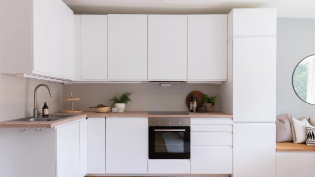 Integrerte hvitevarer som induksjonstopp, stekeovn, oppvaskmaskin og kombinert kjøl/frys gir kjøkkenet et rent og moderne uttrykk.