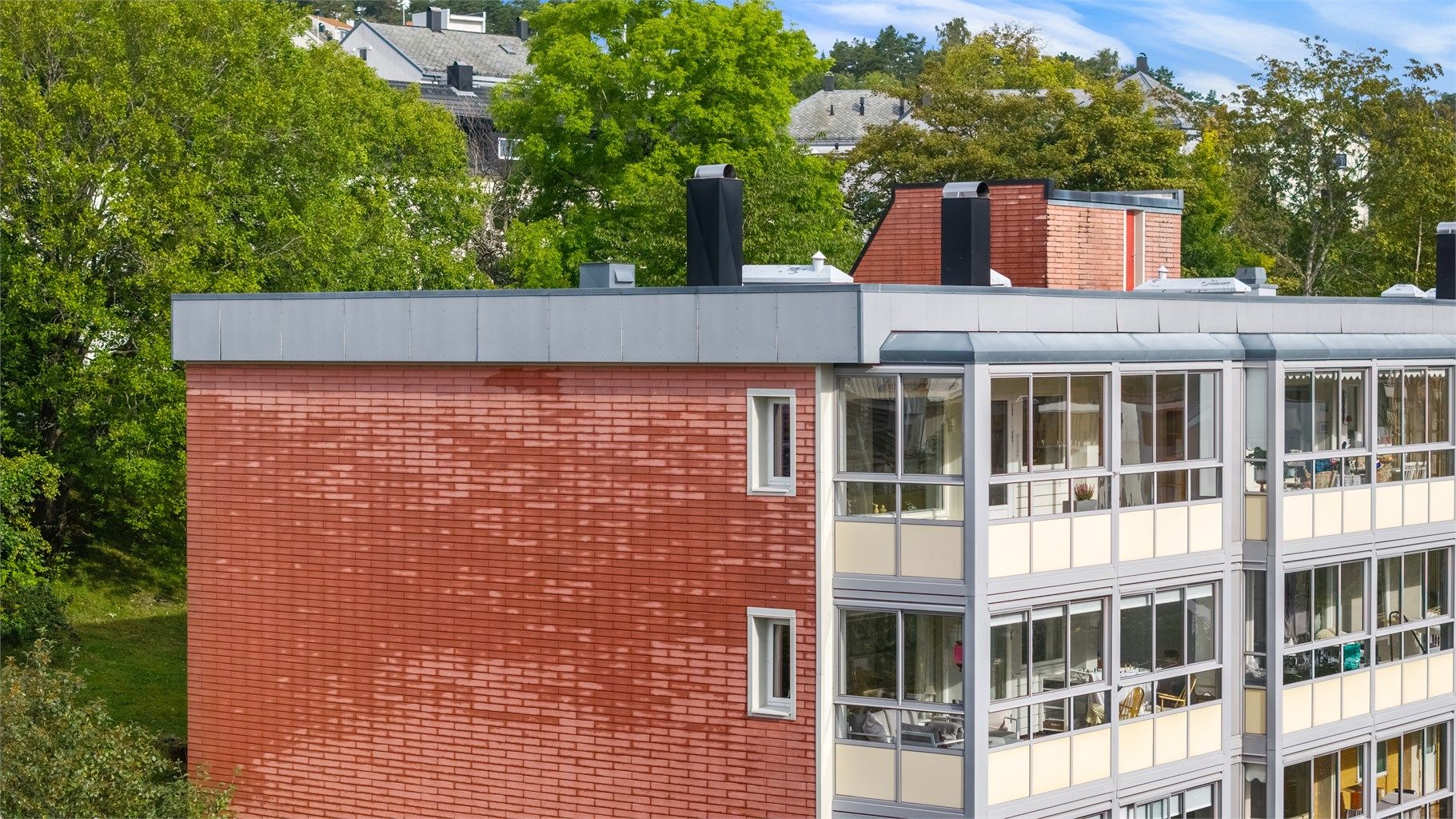 Leiligheten er beliggende på hjørnet i toppetasjen/6.etasje. 
Det er heis i blokka.