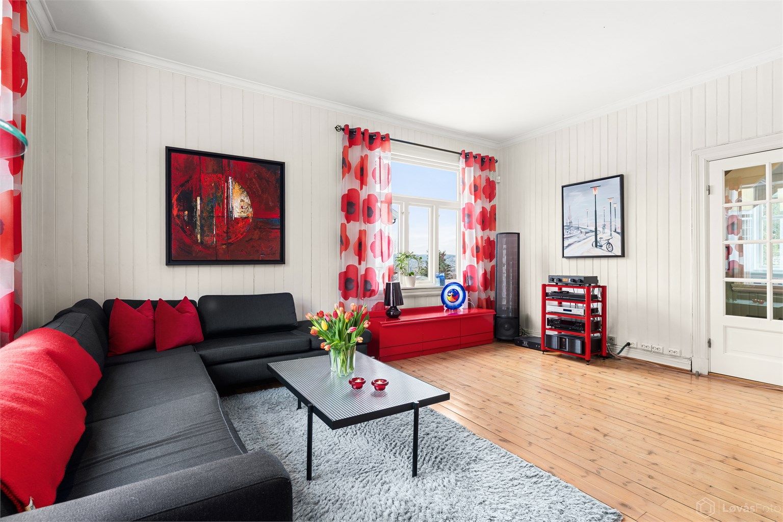 Store vinduer i to himmelretninger gir rommet godt med naturlig lys