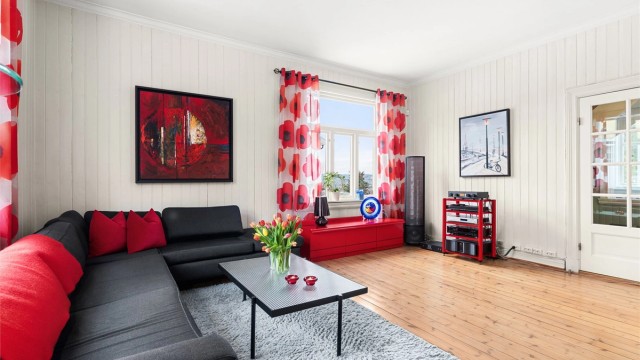 Store vinduer i to himmelretninger gir rommet godt med naturlig lys