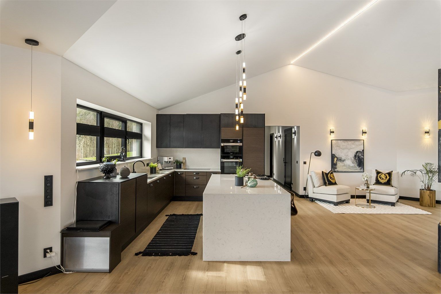 Eneboligen går over et plan med tilhørende underetasje med 2 hybler og garasje