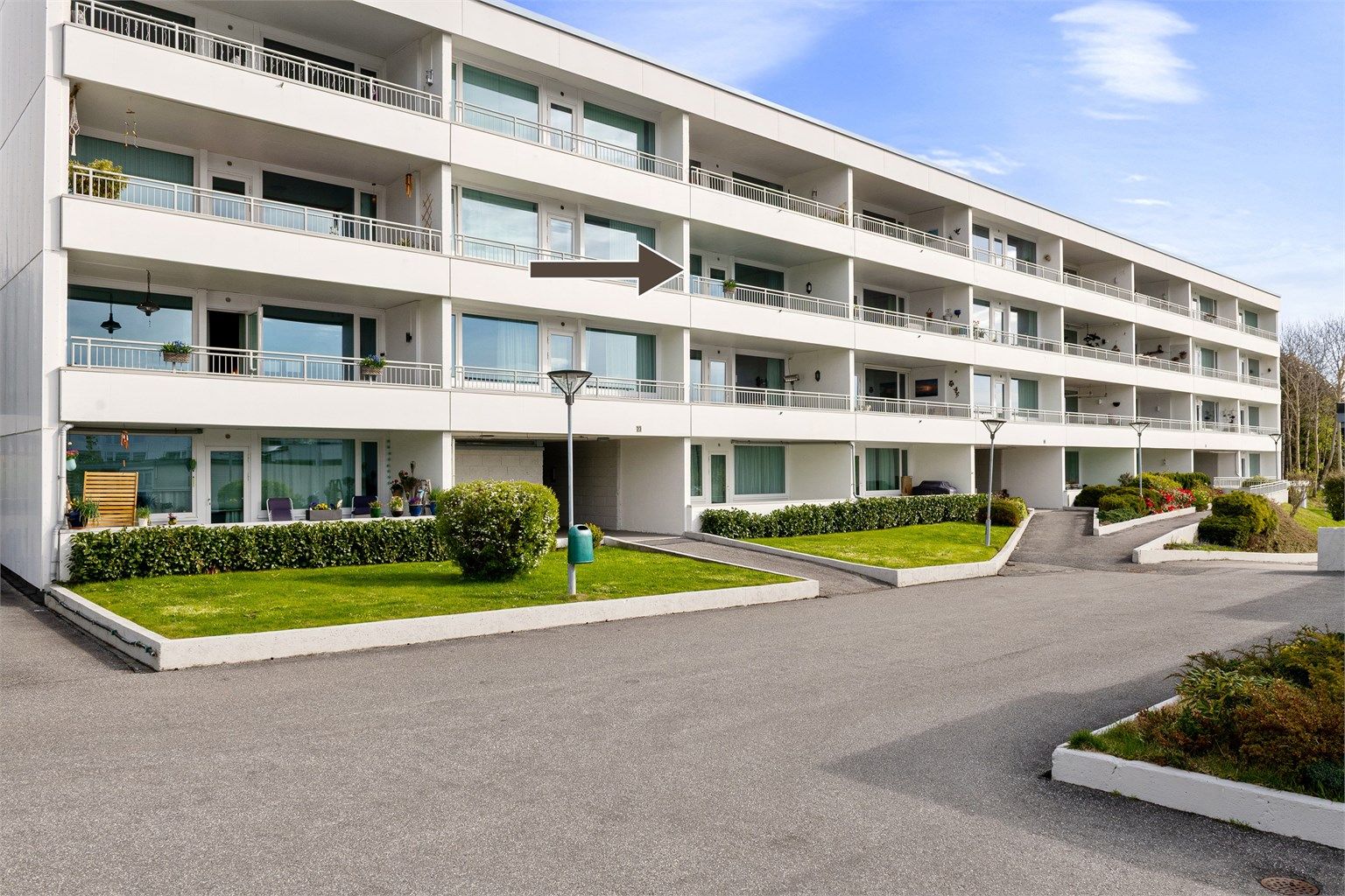 Leiligheten ligger i et stille og fredelig område, med garasjeplass i fellesanlegg og kort vei til NTNU og NMK.