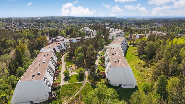 Området er barnevennlig med flere skoler og barnehager i nærheten, blant annet Vevelstadåsen skole kun 3 minutter unna.