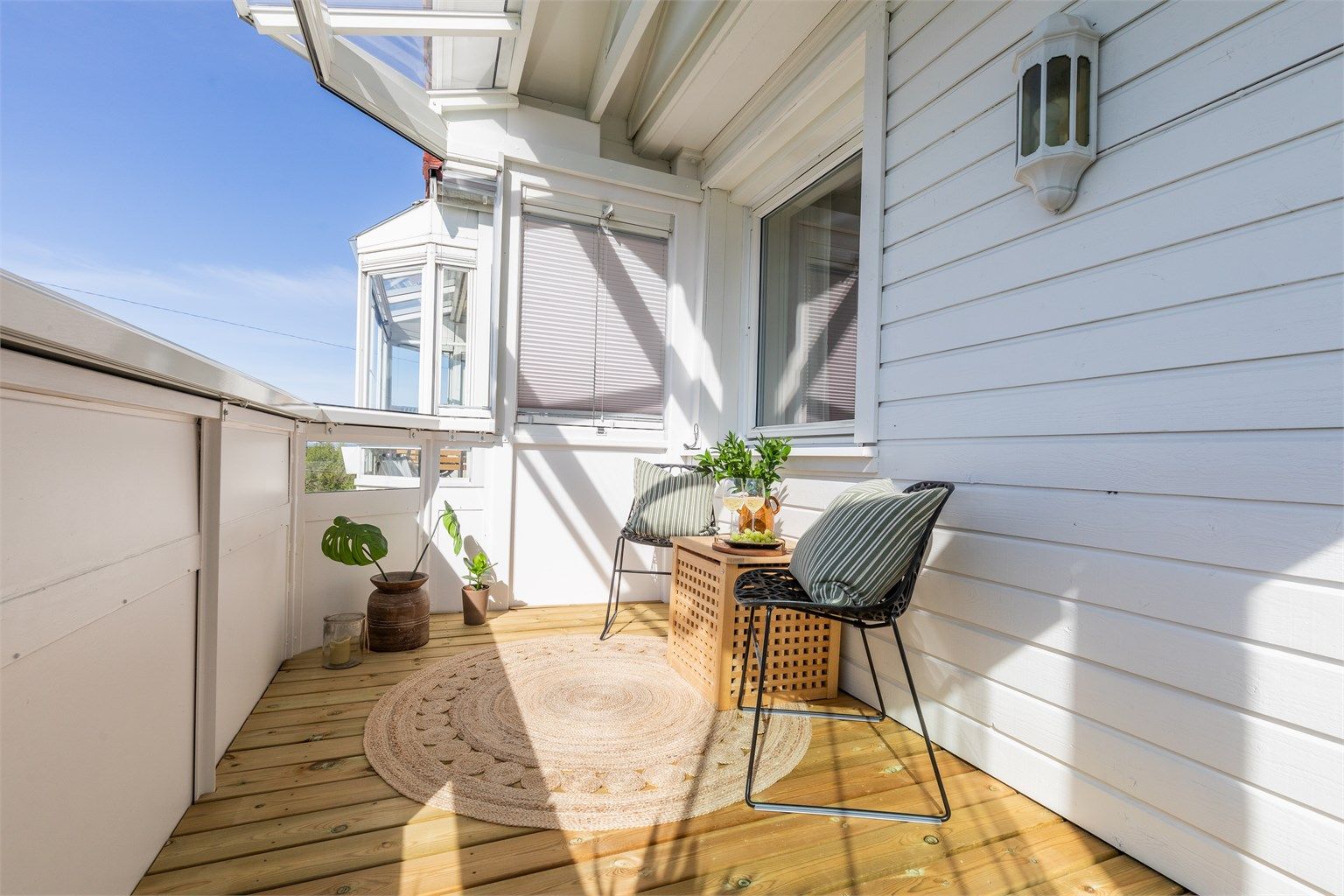 Innglasset og solrik balkong på ca. 7 kvm.