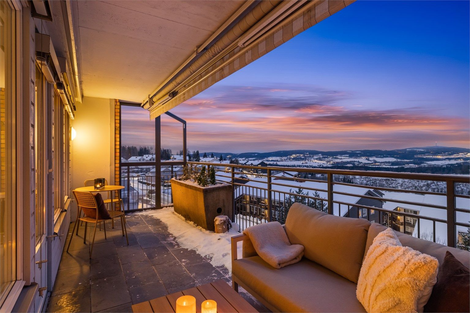 Dette er en gjennomgående, stor 3-roms med fantastisk utsikt! 