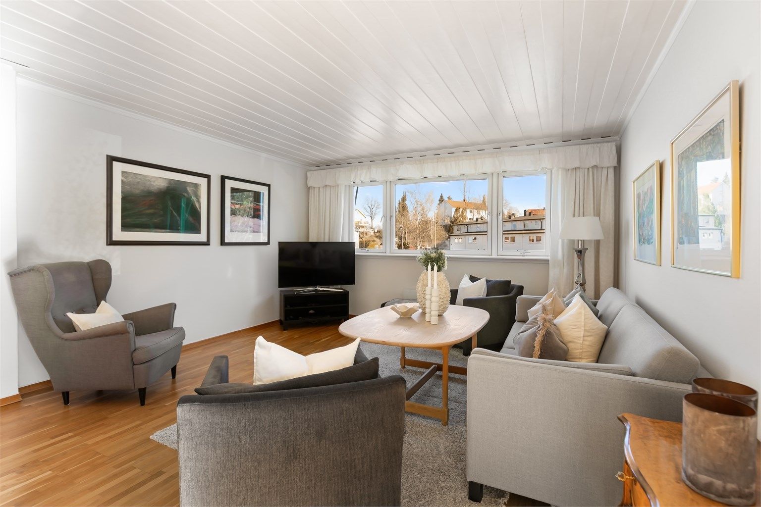 Stuen oppleves lys og luftig hvor det er enkelt å trives