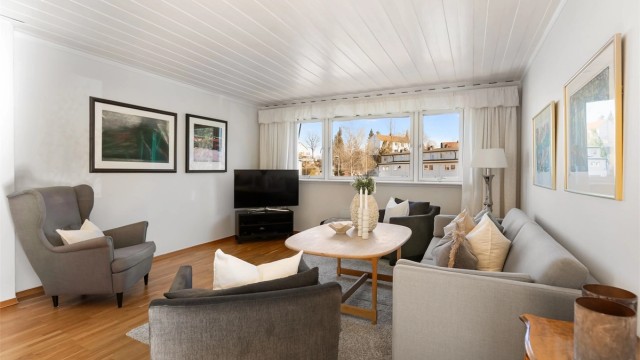 Stuen oppleves lys og luftig hvor det er enkelt å trives