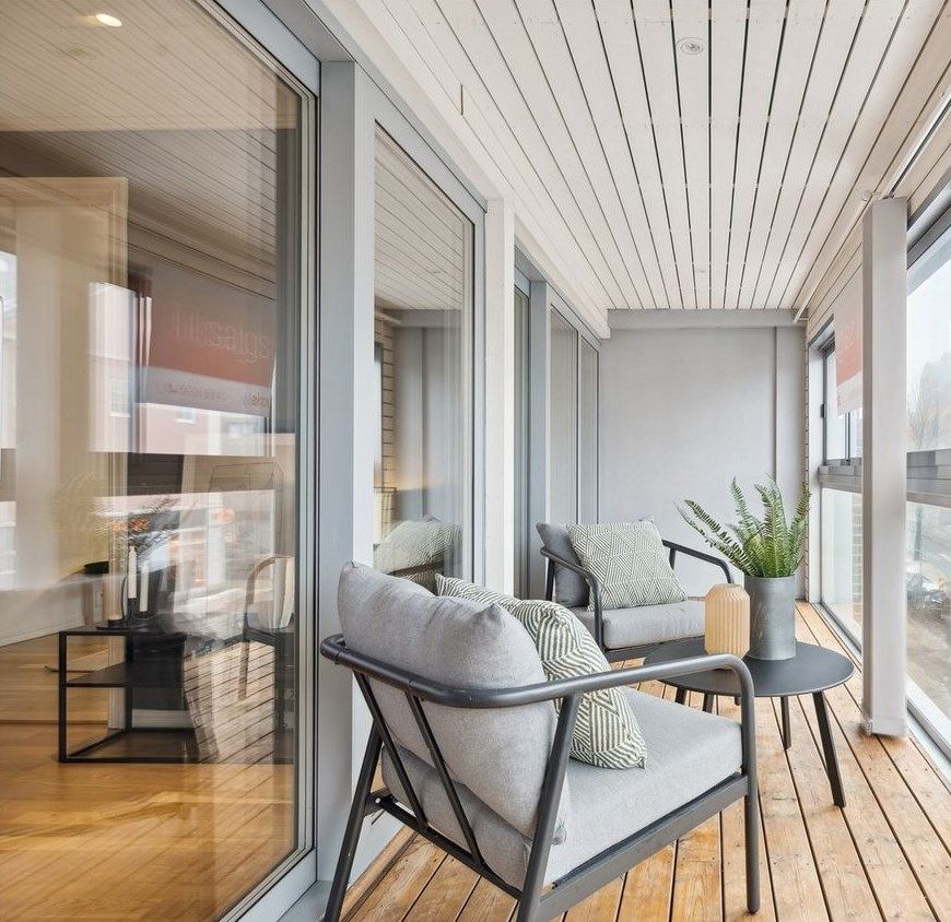 Innglasset veranda på romslige 13 kvm. er en svært attraktiv kvalitet få sentrumsleiligheter kan vise til.