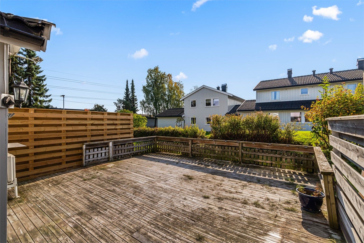 Stor og solrik terrasse med god plass til utemøbler og hyggelige sammenkomster.