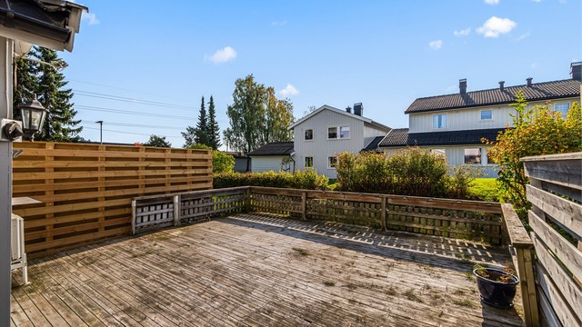 Stor og solrik terrasse med god plass til utemøbler og hyggelige sammenkomster.