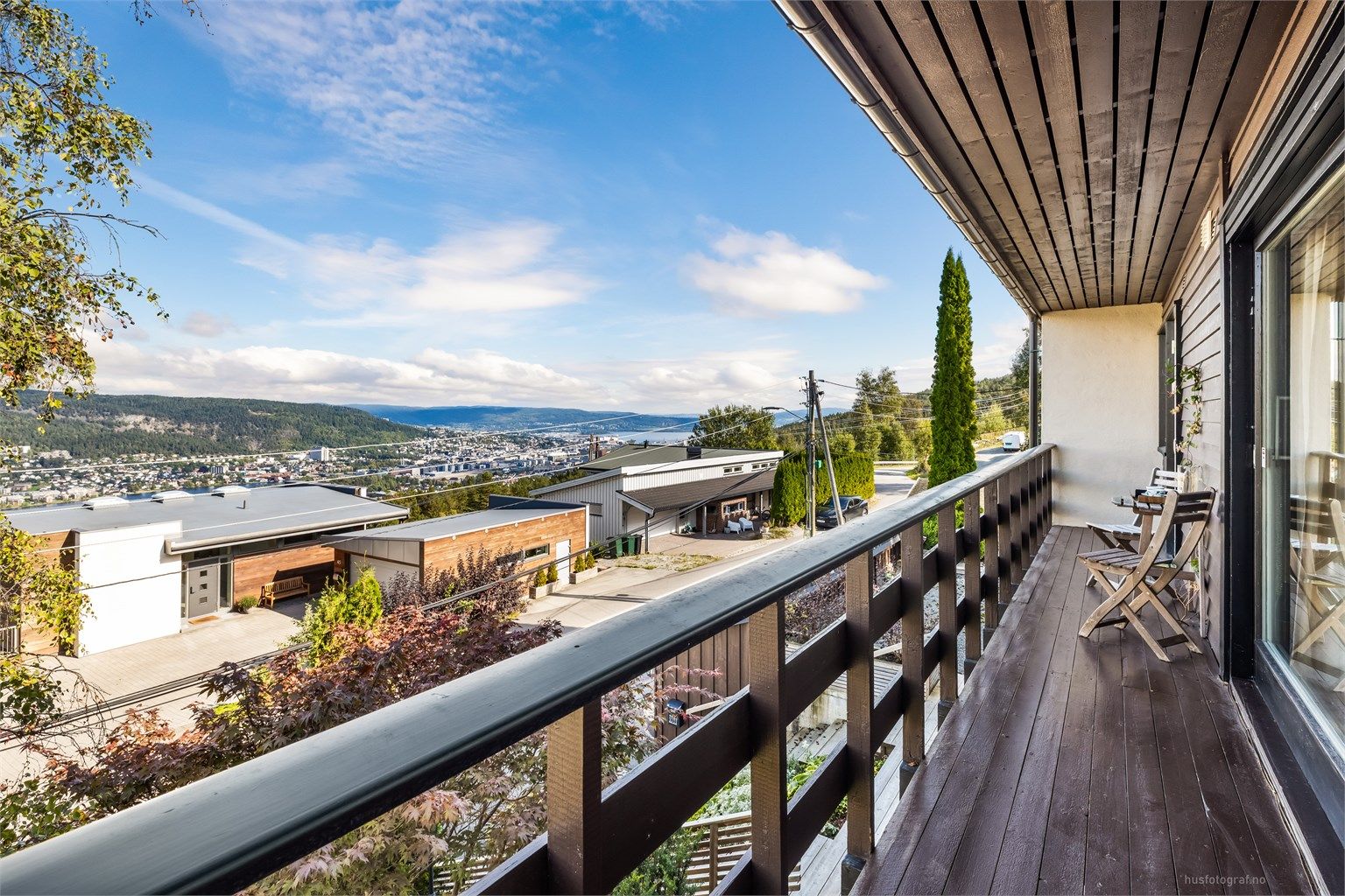 Eiendommen ligger i et attraktivt og barnevennlig boligområde med flott utsikt